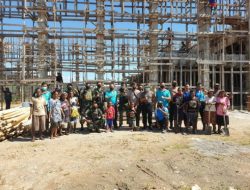 Satgas Pamrahwan Yonif 751/VJS Bersama Warga Karya Bakti Pembangunan Gereja