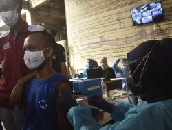 Pasien ODGJ Mendapatkan Vaksin Oleh Polres Metro Bekasi Kota