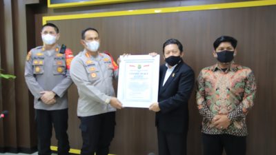 Gencar Lakukan Vaksinasi Massal, Polrestro Bekasi Kota Mendapat Anugrah Presisi Award Dari Lemkapi