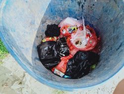 Tiga Pria Gunakan Sepeda Motor Buang Benda Mirip Bom