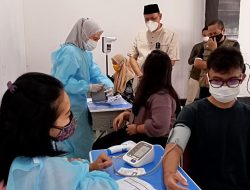 Masyarakat Kota Bekasi Mulai Mendapat Vaksin Pfizer Tahap Pertama