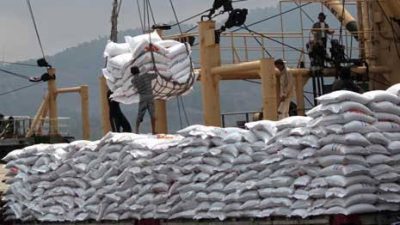 Waswas Menunggu Kebijakan Beras