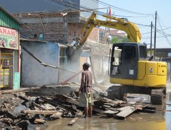Pemkot Bekasi Bongkar Bangli Yang Sumbat Saluran Air
