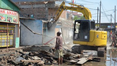 Pemkot Bekasi Bongkar Bangli Yang Sumbat Saluran Air