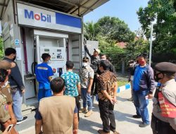 Petugas Gabungan Kawal Penyegelan Bangunan PT. Indomobil