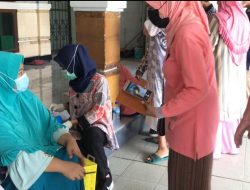 Puskesmas Pondok Gede Sambangi Gang Sempit Lakukan Vaksin Kepada Warganya