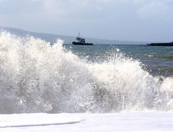 Prediksi BMKG: Adanya Gelombang Tinggi Hinga 4 Meter