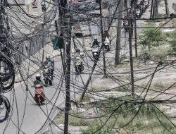 Warga Keluhkan Kabel Semerawut, Khawatir Terjadi Kebakaran