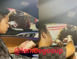 Viral! Doni Salmanan Beli Rokok di Pinggir Jalan Dibayar Pakai Uang Segepok