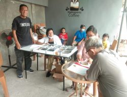 Peduli Lansia, Ketua RW Bagikan Kacamata Baca