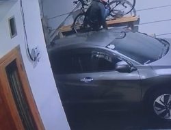 Pencurian Sepeda Terekam CCTV