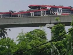Penampakan LRT Jabodebek Tabrakan di Cibubur, Kepala Kereta Terangkat Sampai Atas Atap