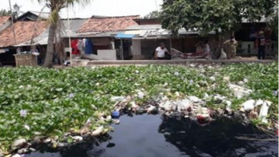 Kali Cilemahabang Kabupaten Bekasi Kembali Berwarna Hitam Legam dan Bercampur Sampah