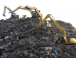 Kompensasi Uang Bau Cair, Warga Serbu ATM Terdekat