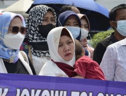 Tangis Korban EDCCash Di Pengadilan Negeri Kota Bekasi