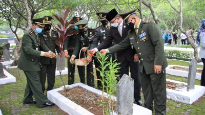 Forkopimda Kota Bekasi Gelar Tabur Bunga Di Makam Pahlawan