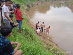 Jasad Bayi Malang Ditemukan Mengambang Di Kali Bekasi