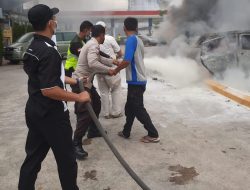 Parkir Hendak Shalat Jumat, Mobil Sedan Terbakar