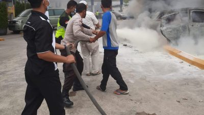 Parkir Hendak Shalat Jumat, Mobil Sedan Terbakar
