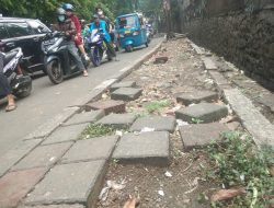 Warga Keluhkan Trotoar Jalan Yang Rusak