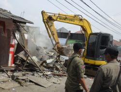 Belasan Bangli Di Bantaran Kali Duta Indah, Ditertibkan Petugas