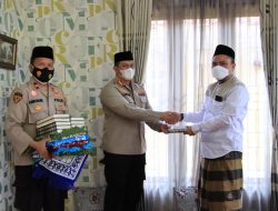 Kunjungi Ponpes, Kapolrestro Bekasi Kota Diberi Buku Oleh Pimpinan Ponpes