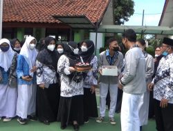 Peringati Hari Guru, Sejumlah Siswa SMPN 32 Bekasi Berikan Kejutan