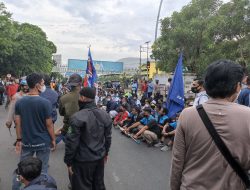 Aksi Unjuk Rasa Buruh Kota Bekasi, Blokir Jalan A. Yani