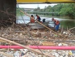 Minimalisir Banjir, Pemkot Bekasi Bersihkan Sungai Dari Sampah