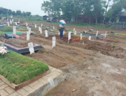 Puluhan Makam Jenazah Covid-19 Amblas