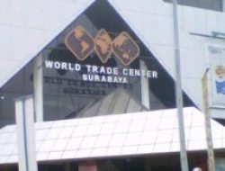 Plafon WTC Ambruk, Pengunjung Terkejut.