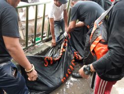 Jasad Pria Paruh Baya Ditemukan Di Aliran Kali