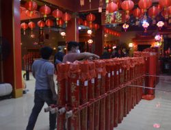 Sambut Perayaan Imlek, Kelenteng Hok Lay Kiong Bersihkan Instrumen Ibadah