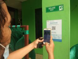 Cegah Covid-19 Saat PTMT, SMPN 18 Bekasi Pasang Aplikasi Peduli Lindungi