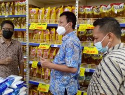 Pantau Ketersediaan Minyak Goreng 1 Liter, Disdagperin Sidak Ritel Modern