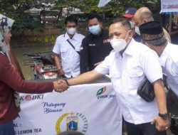 Dewan UKM Jakbar Serahkan Gerobak ke Pedagang Pasar Kemiri Kembangan