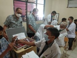 Hindari Kerusakan Mata, Siswa SMAN 21 Bekasi Diperiksa Matanya