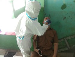 Cegah Omicron Saat PTMT, Siswa SMPN 18 Bekasi di Swab