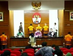 Tangan Diborgol, Rahmat Effendi Hanya Tertunduk Lesu