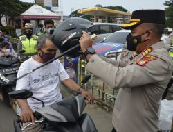 Kapolrestro Bekasi Kota Berikan Helm Kepada Pelanggar Saat Operasi Keselamatan Jaya 2022