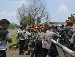 Terlibat Saling Dorong Dengan Petugas, Warga Jatikarya Minta Pembangunan di Perumahan Pati Mabes TNI