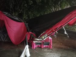 Tenda Vaksin Milik Polres Metro Bekasi Kota Ambruk Diterpa Hujan Deras Disertai Angin Kencang