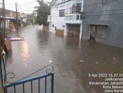 Hujan Lebat Sejak Selasa Sore Membuat 11 Titik Kota Bekasi Banjir