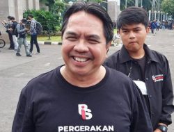 Asyik Bikin Vlog Membelakangi Jokowi, Ade Armando Kecam Puan Maharani