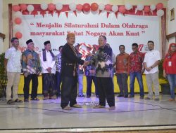 Hadiri Perayaan Malam Puncak HUT RI ke-77, Kades Karang Satria Serahkan Baktor Untuk Rw 20