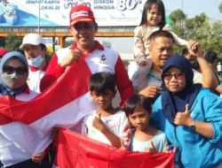 Wali Kota Bekasi Bagikan bendera Merah Putih Saat CFD