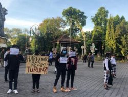 Polisi dan Pecalang Amankan Aksi Diam Tolak Kenaikan BBM di Bali