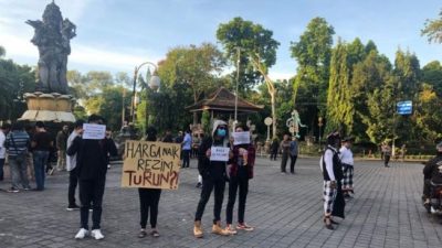 Polisi dan Pecalang Amankan Aksi Diam Tolak Kenaikan BBM di Bali