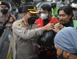 Bersama Mahasiswa, Wakapolrestro Bekasi Kota Bagikan Sembako Kepada Ojol