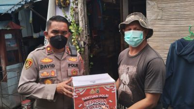 Polsek Pasar Minggu Bagikan Sembako ke Warga Terdampak Kenaikan BBM